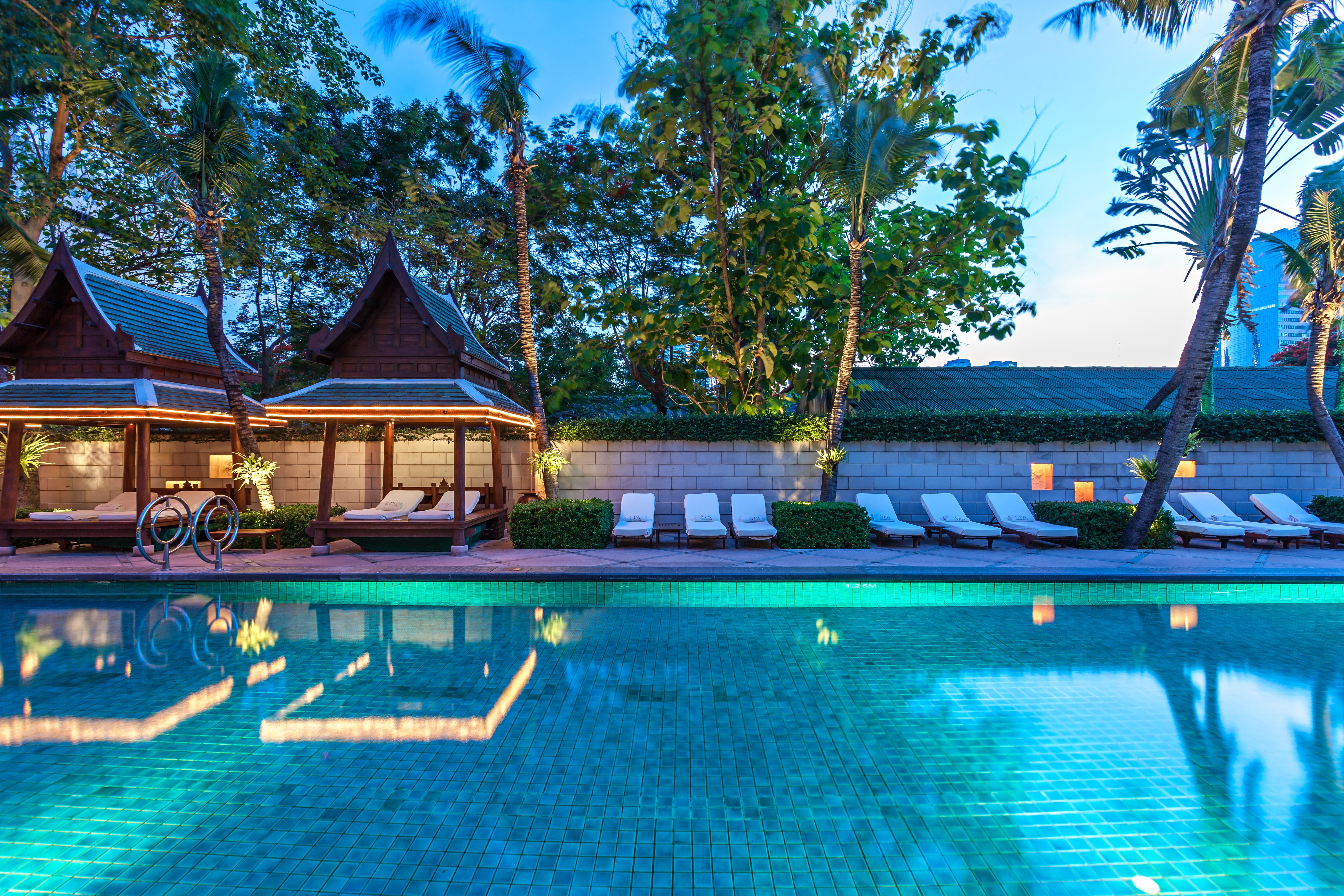 The Peninsula Bangkok Hotel Exterior foto The swimming pool at the hotel